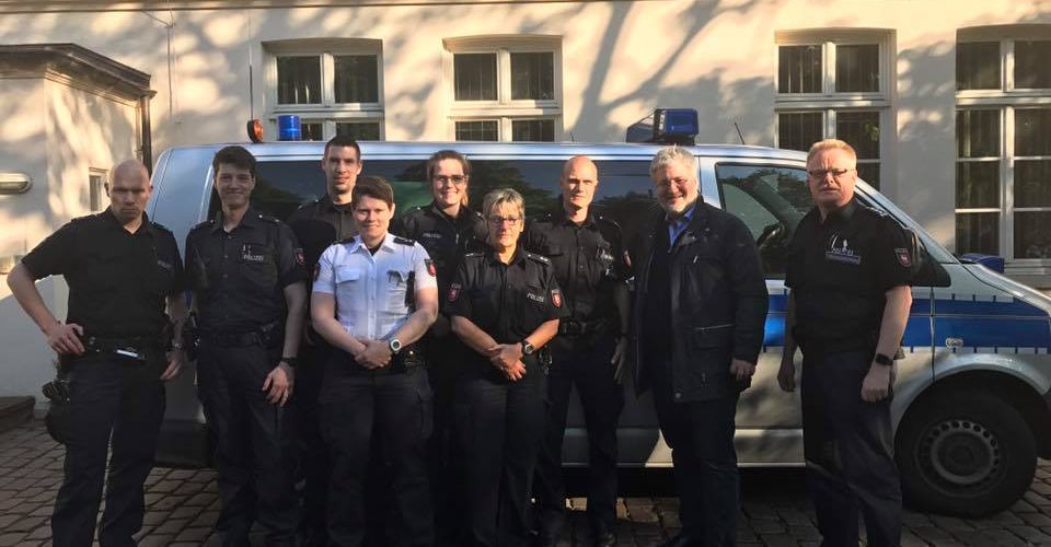 Stephan Albani mit Polizisten der Dienststelle Oldenburg