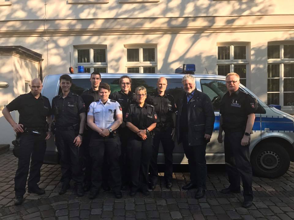 Stephan Albani mit Polizisten der Dienststelle Oldenburg