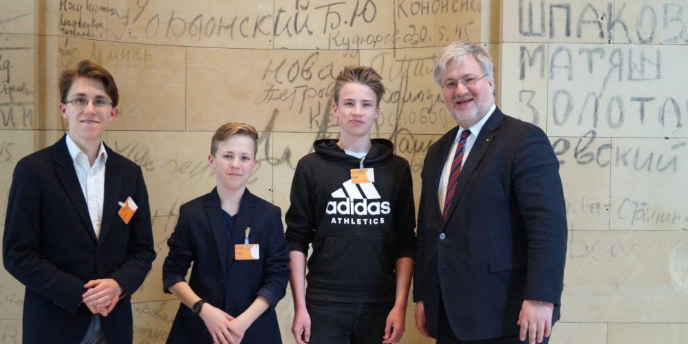 Stephan Albani mit seinen Zukunftstagpraktikanten Deik, Lennart und Tom im Reichstagsgebäude